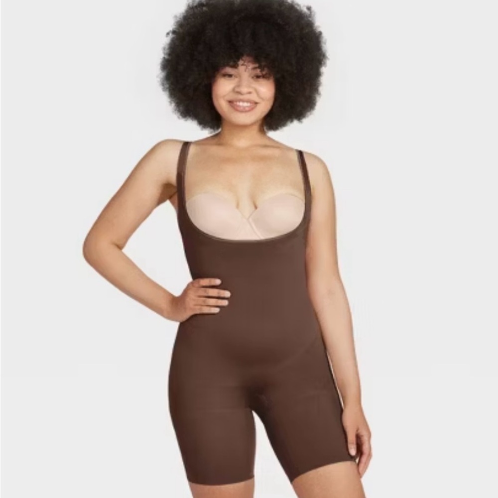 Women's shape wear. Assets by Spanx - Picture 4 of 5